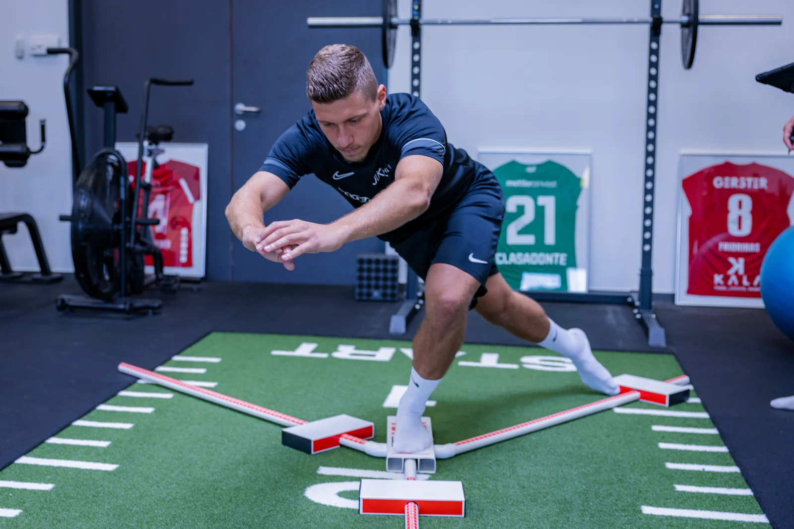 Athlet beim Y-Balance-Test im Performance Club