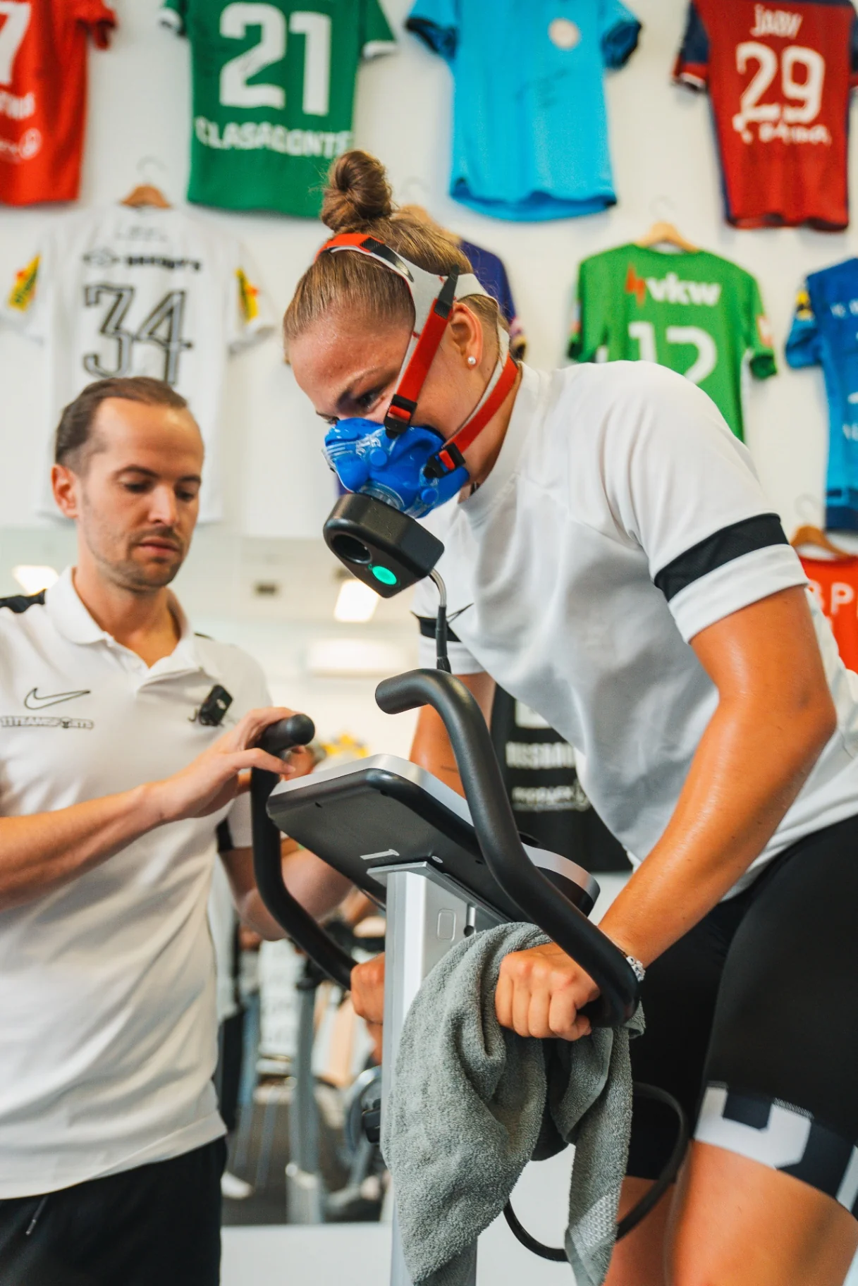 Leistungsdiagnostik mit Atemmaske auf dem Ergometer